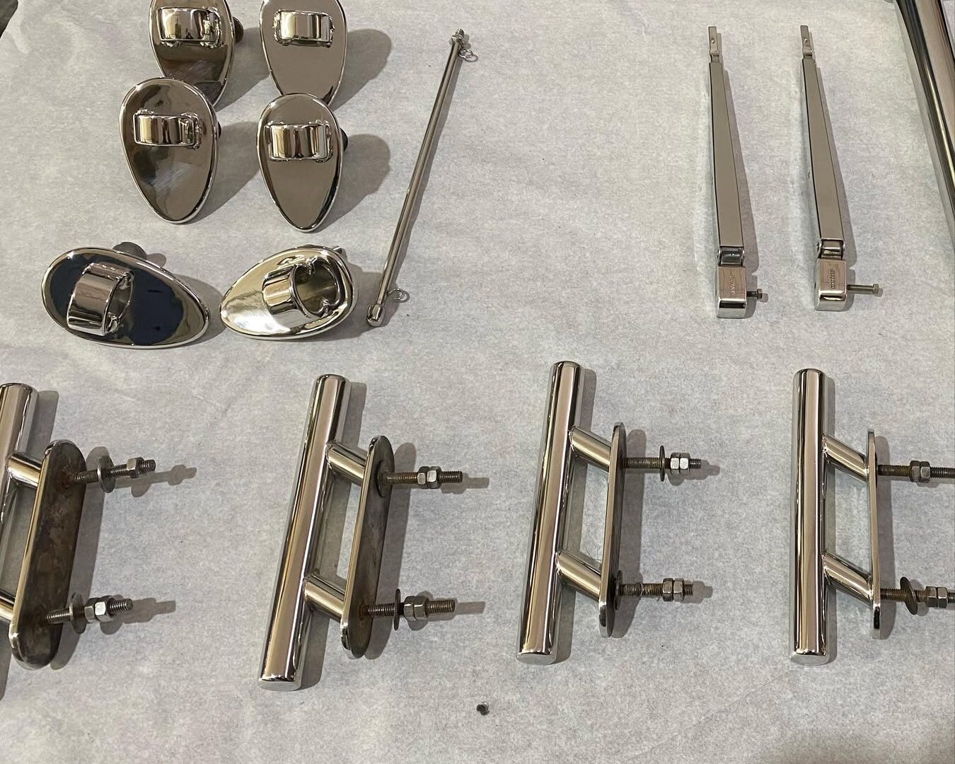 Dettaglio parti metalliche di un taxi acquatico Dettaglio parti metalliche di un taxi acquatico
